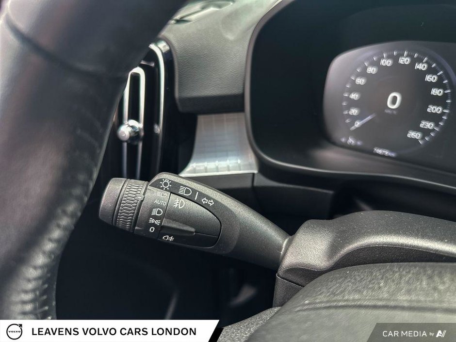 2021 Volvo XC40 MOMENTUM-26