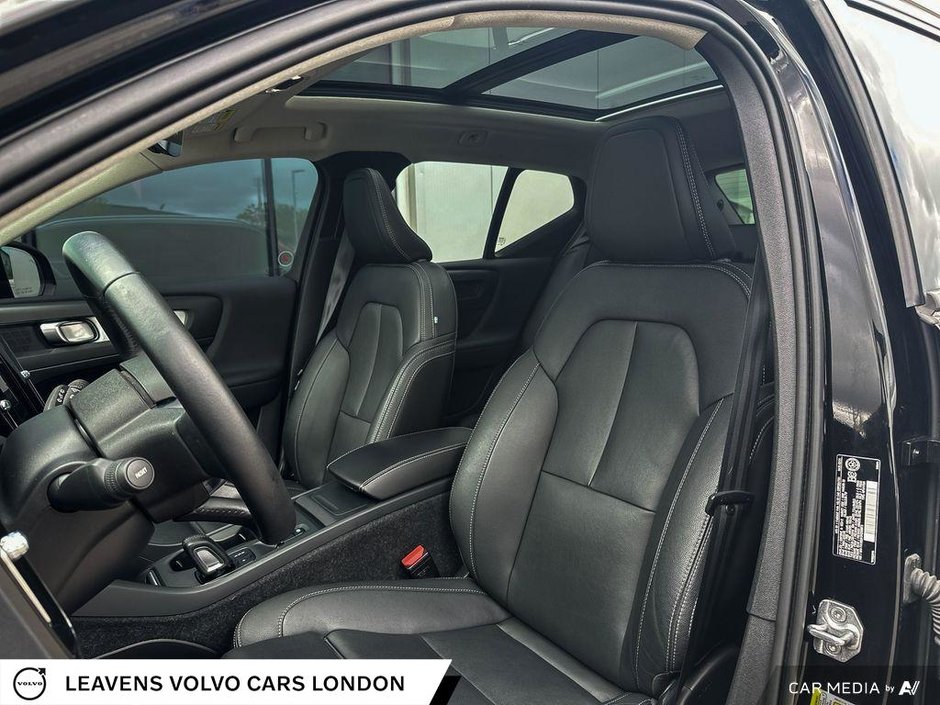 2021 Volvo XC40 MOMENTUM-25