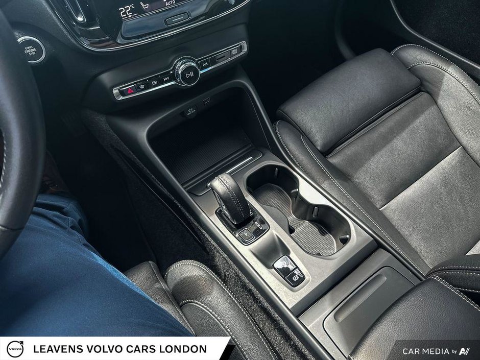 2021 Volvo XC40 MOMENTUM-17