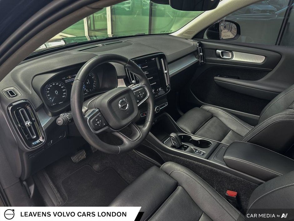 2021 Volvo XC40 MOMENTUM-12
