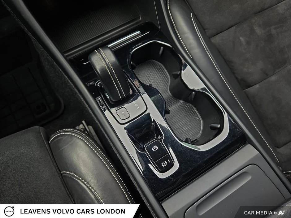 2021 Volvo XC40 R-DESIGN-17