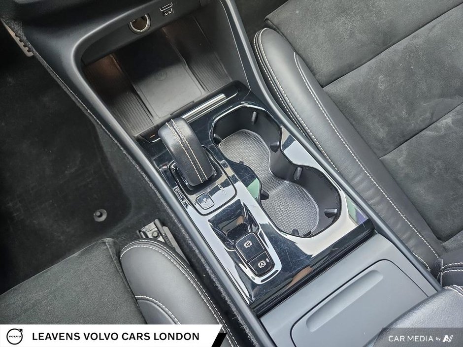 2021 Volvo XC40 R-DESIGN-17