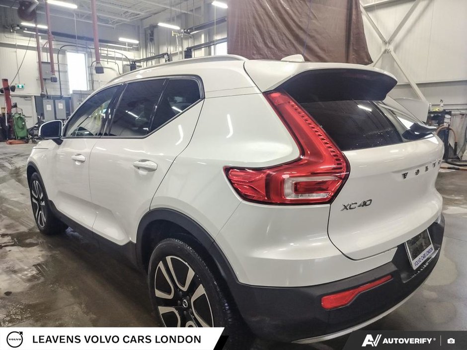 2022 Volvo XC40 MOMENTUM-10