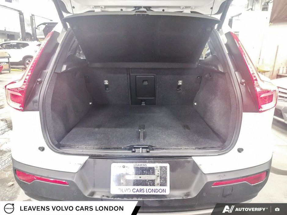 2022 Volvo XC40 MOMENTUM-11