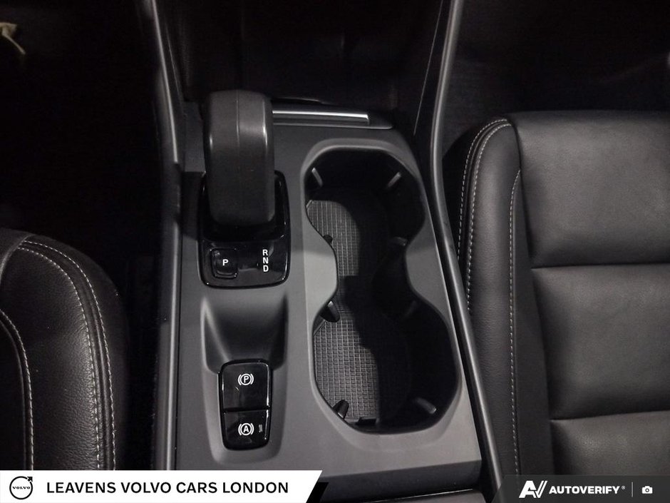 2022 Volvo XC40 MOMENTUM-17