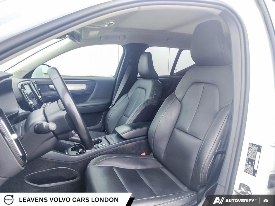 2022 Volvo XC40 MOMENTUM-25