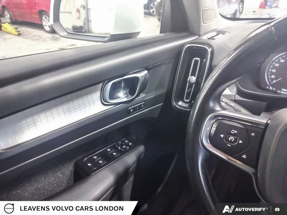 2022 Volvo XC40 MOMENTUM-16