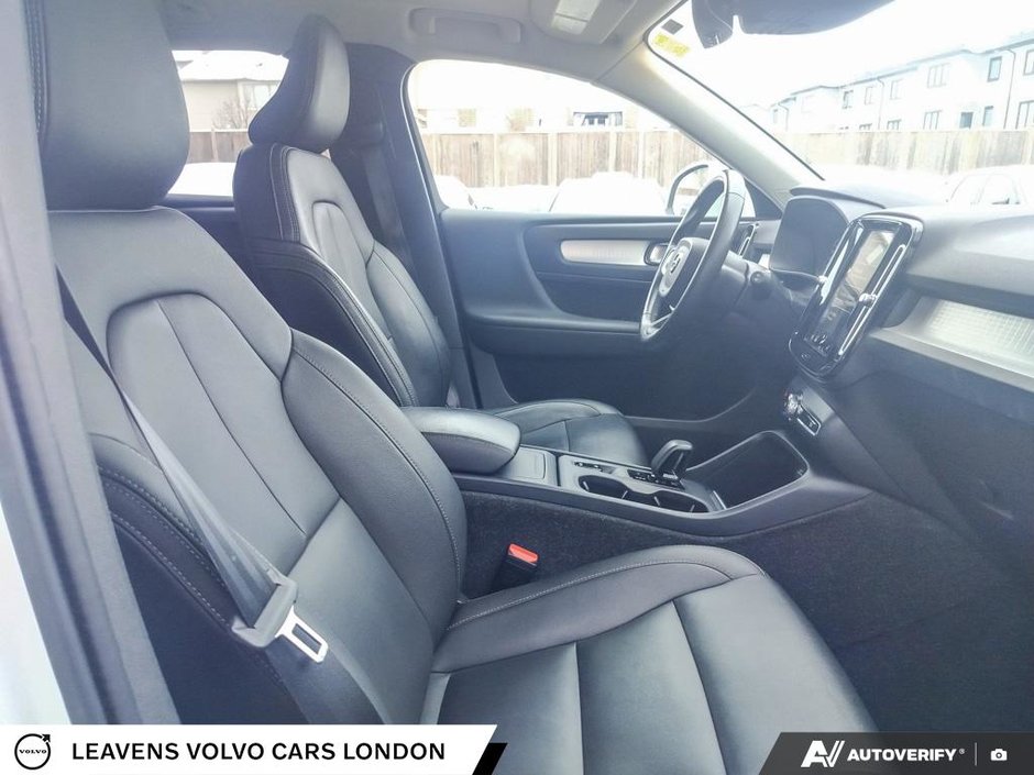 2022 Volvo XC40 MOMENTUM-21