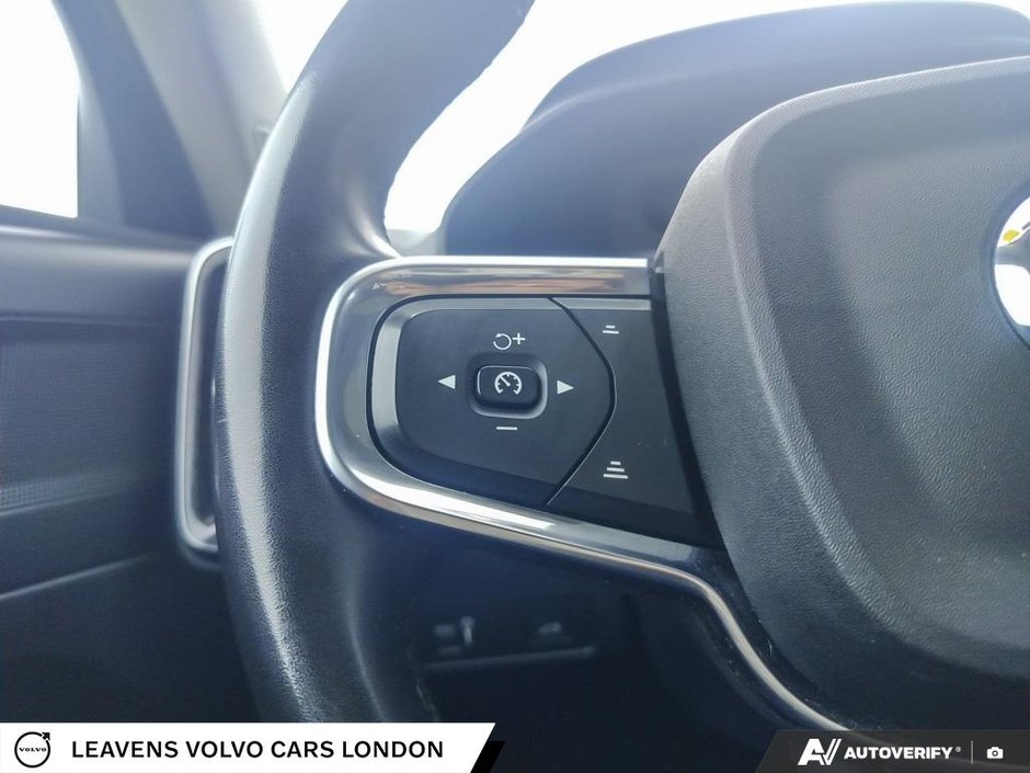 2022 Volvo XC40 MOMENTUM-29