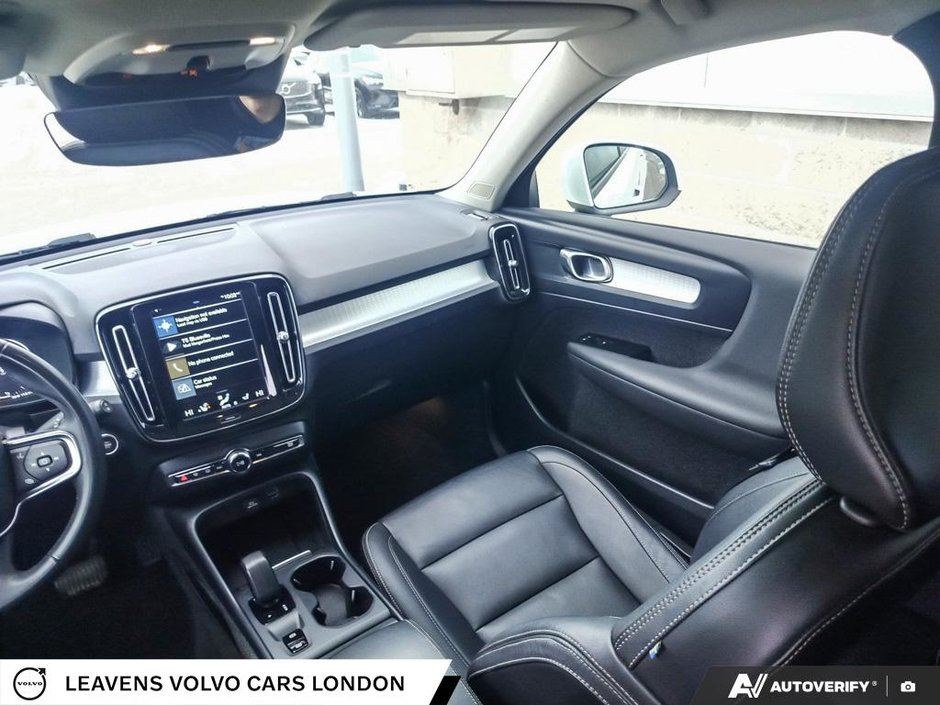 2022 Volvo XC40 MOMENTUM-24