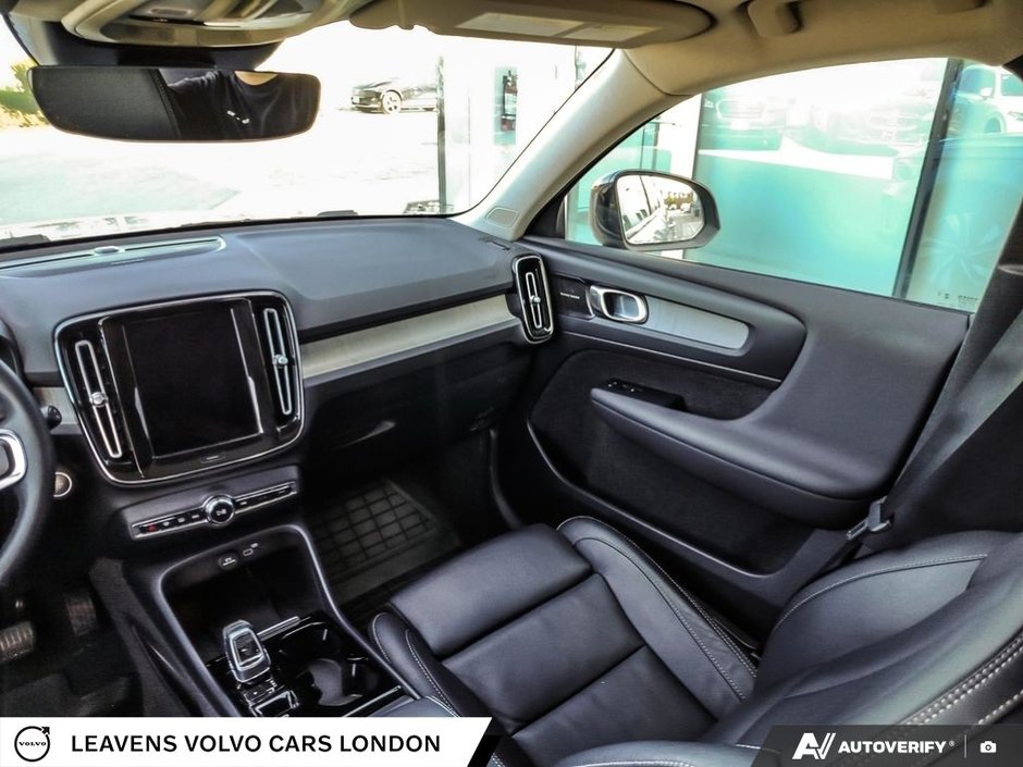 2024 Volvo XC40 ULTIMATE DARK THEME-24