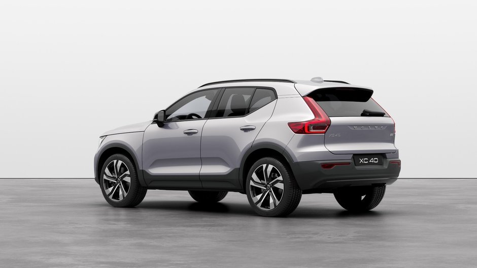 2025 Volvo XC40 PLUS DARK THEME-1