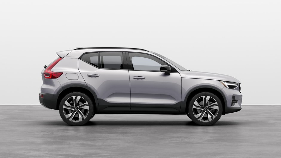 2025 Volvo XC40 PLUS DARK THEME-4