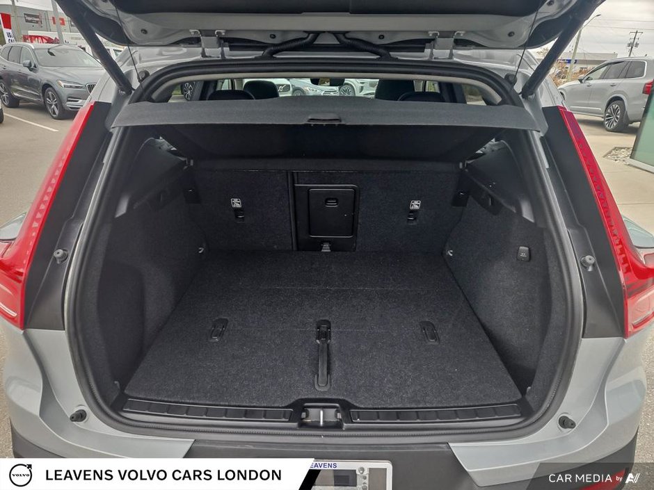 2025 Volvo XC40 PLUS DARK THEME-11
