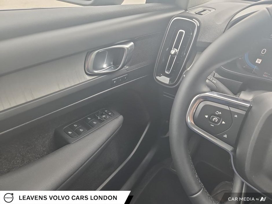 2025 Volvo XC40 PLUS DARK THEME-16