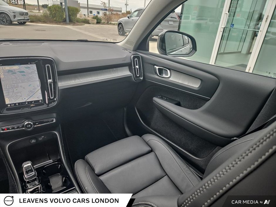 2025 Volvo XC40 PLUS DARK THEME-24