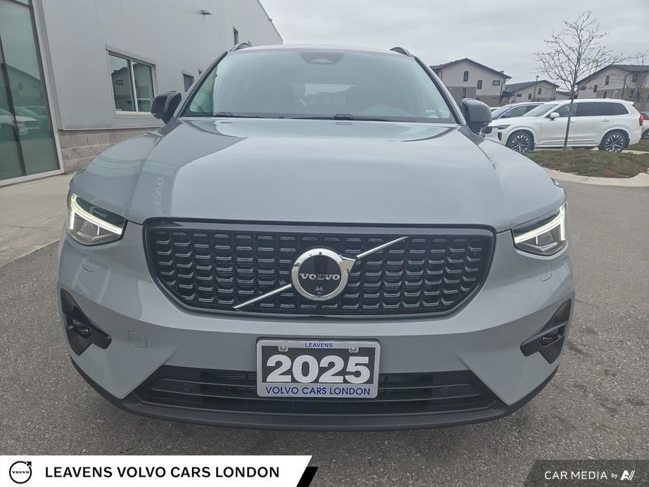 2025 Volvo XC40 PLUS DARK THEME-8