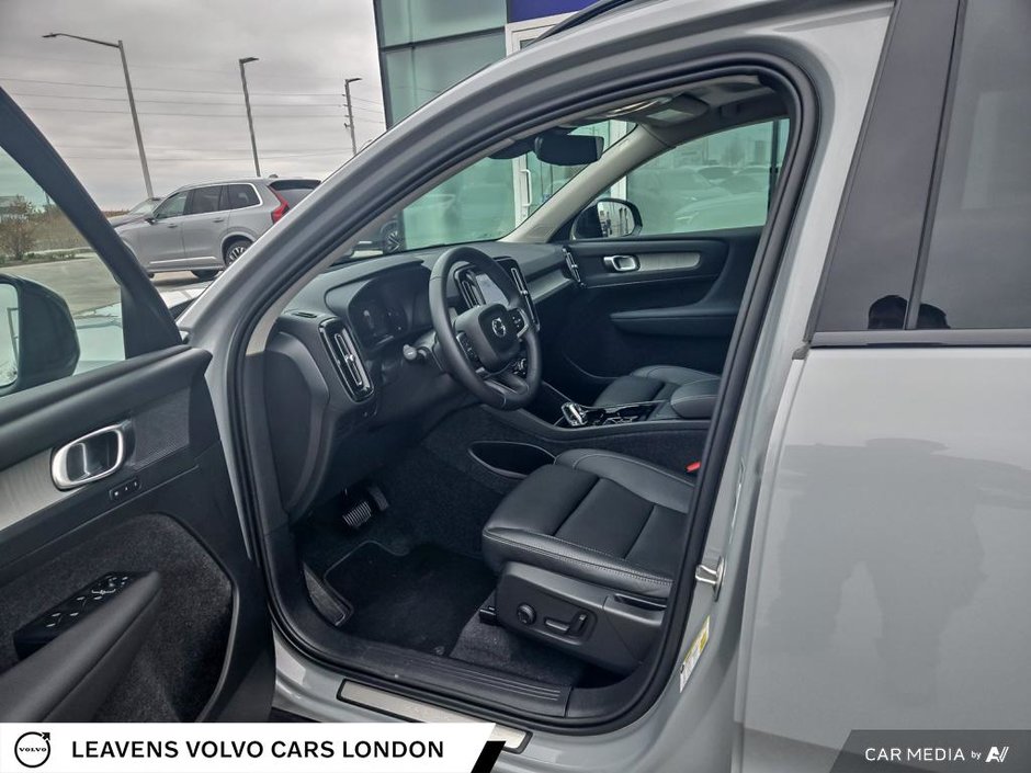 2025 Volvo XC40 PLUS DARK THEME-25