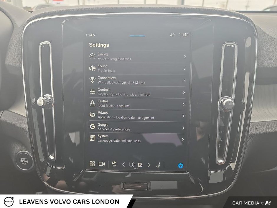 2025 Volvo XC40 PLUS DARK THEME-27