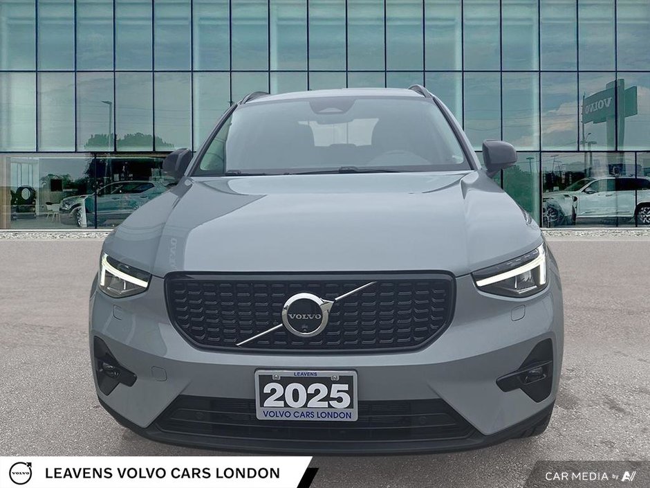 2025 Volvo XC40 PLUS DARK THEME-1