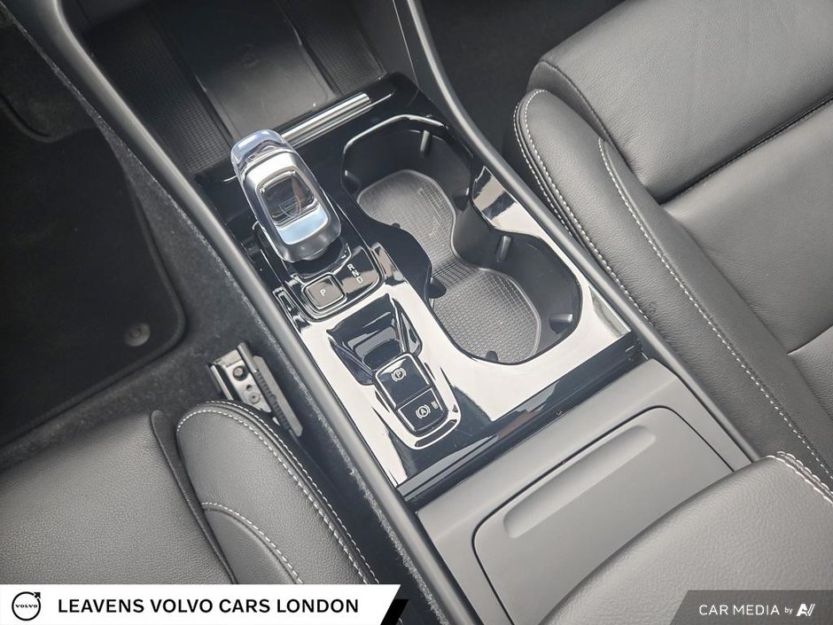 2025 Volvo XC40 PLUS DARK THEME-17