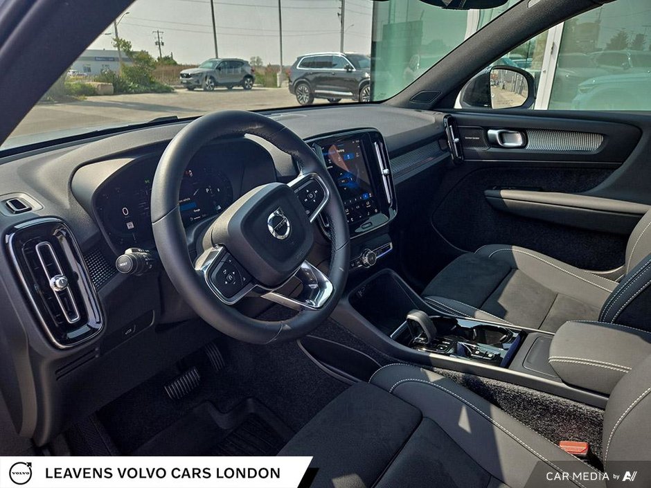 2025 Volvo XC40 PLUS DARK THEME-12