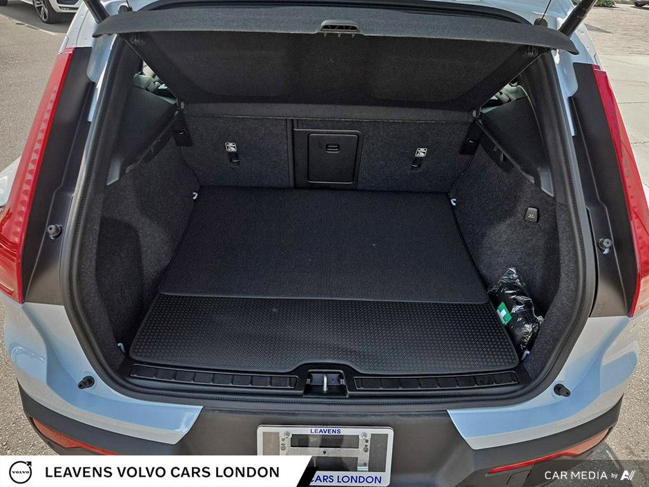 2025 Volvo XC40 PLUS DARK THEME-11