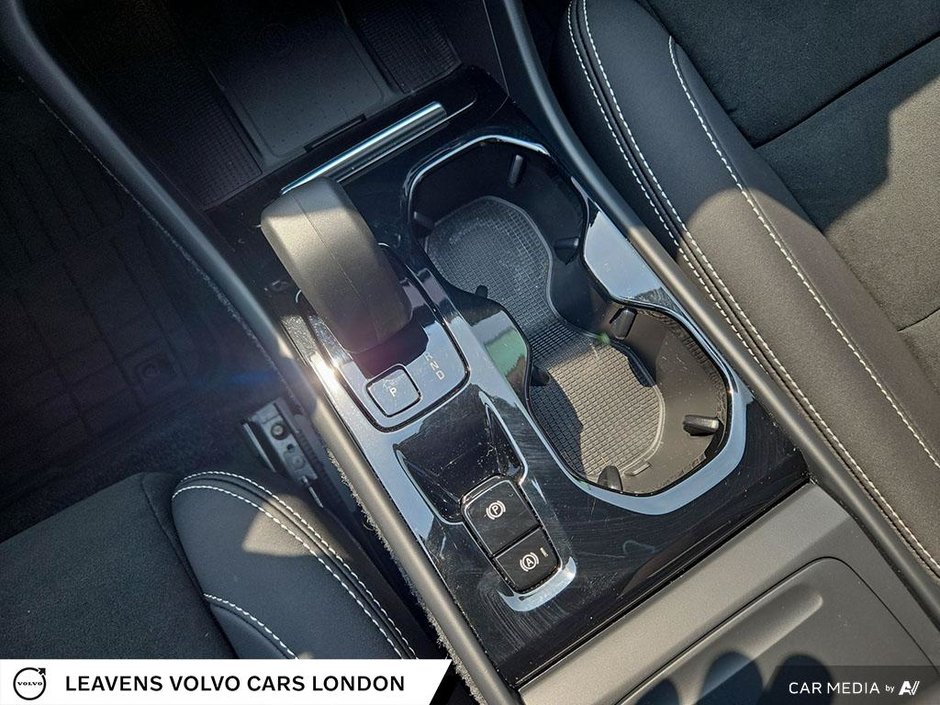 2025 Volvo XC40 PLUS DARK THEME-17