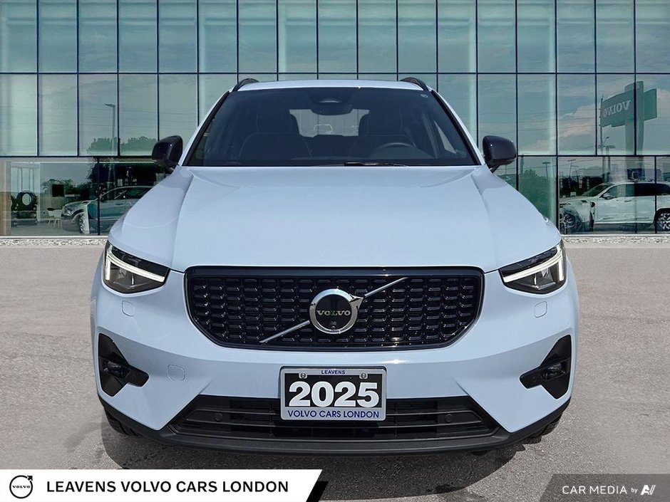 2025 Volvo XC40 PLUS DARK THEME-1