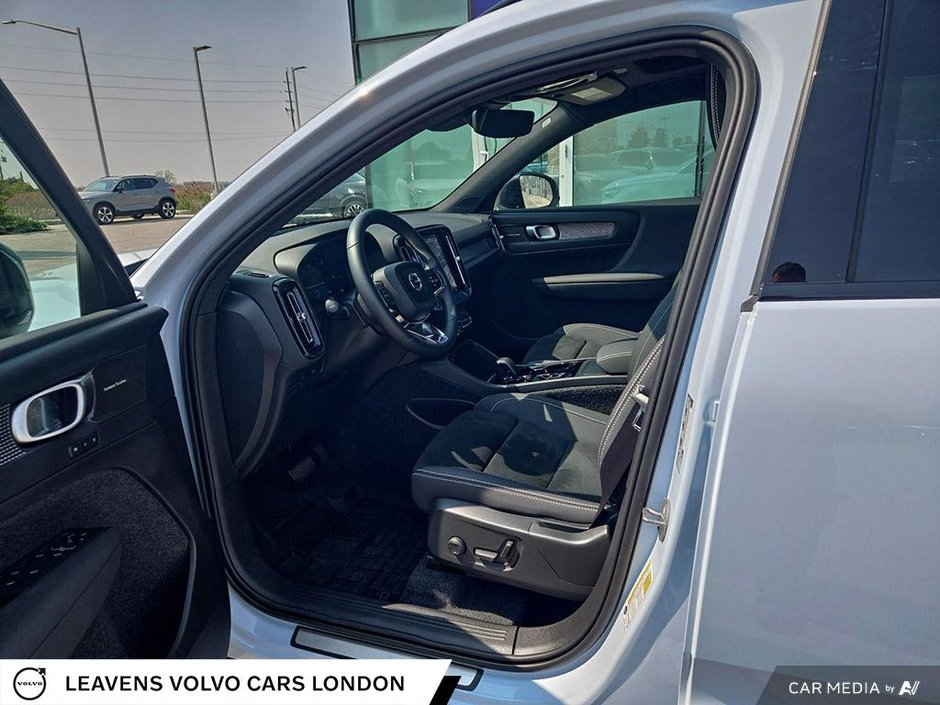 2025 Volvo XC40 PLUS DARK THEME-25
