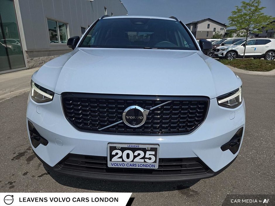 2025 Volvo XC40 PLUS DARK THEME-8