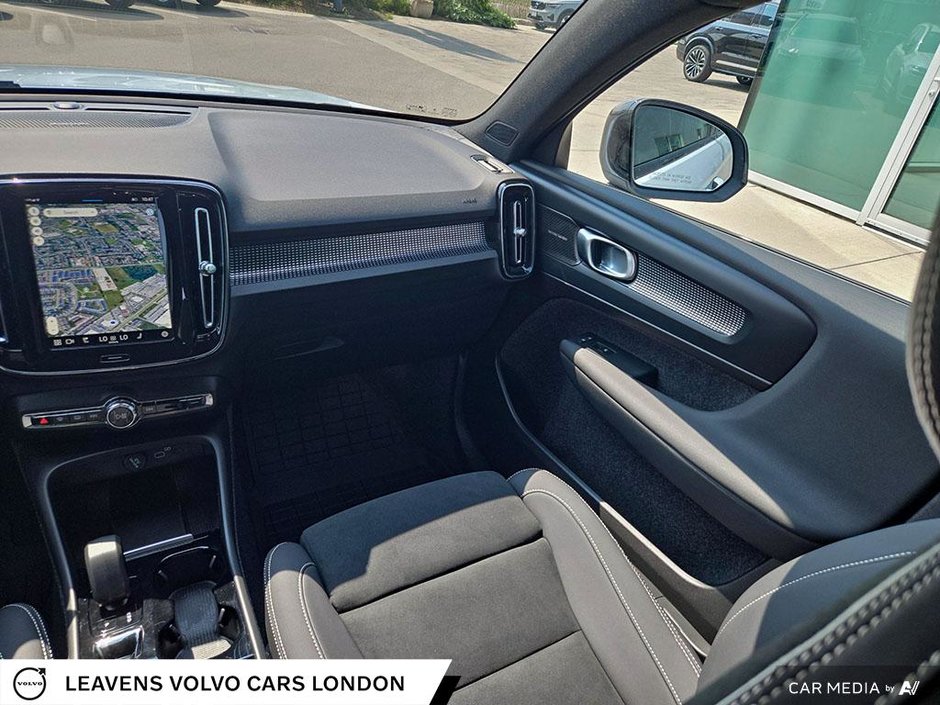 2025 Volvo XC40 PLUS DARK THEME-24