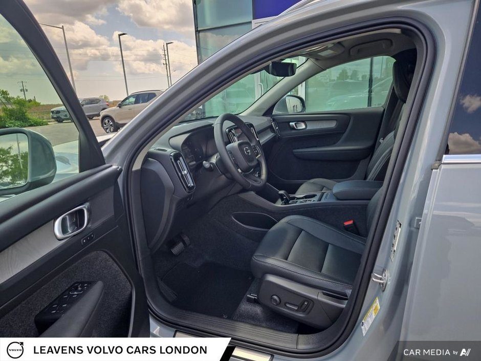 2025 Volvo XC40 CORE BRIGHT THEME-25