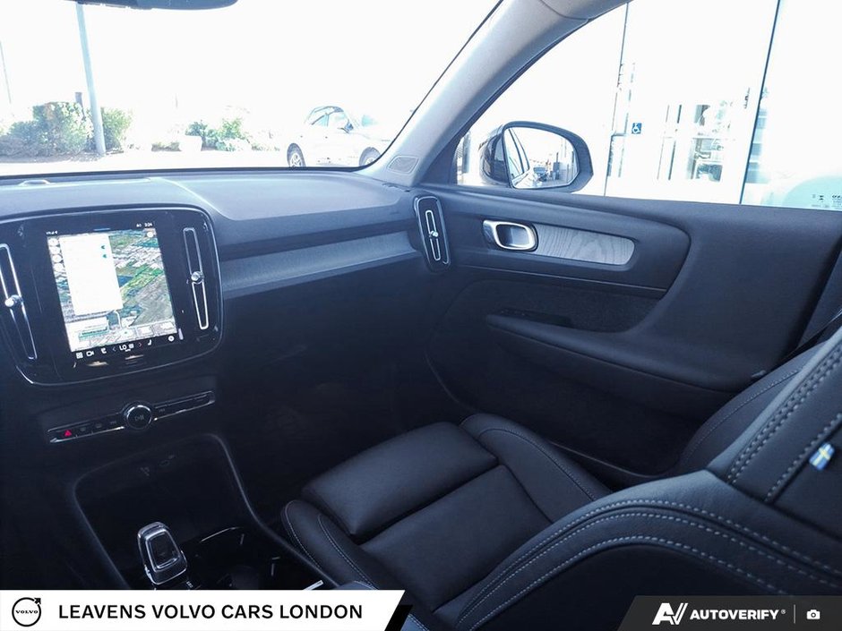 2025 Volvo XC40 PLUS DARK THEME-28