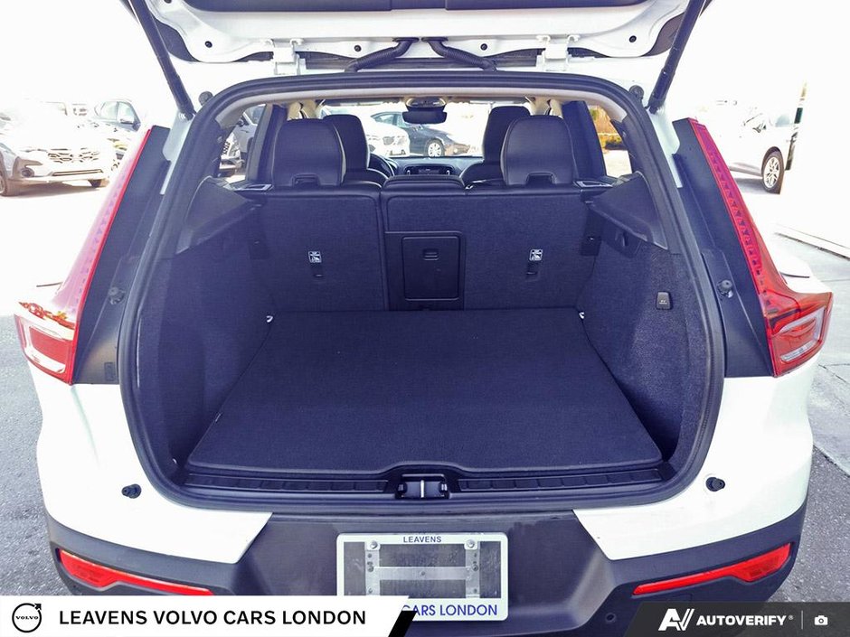 2025 Volvo XC40 PLUS DARK THEME-11