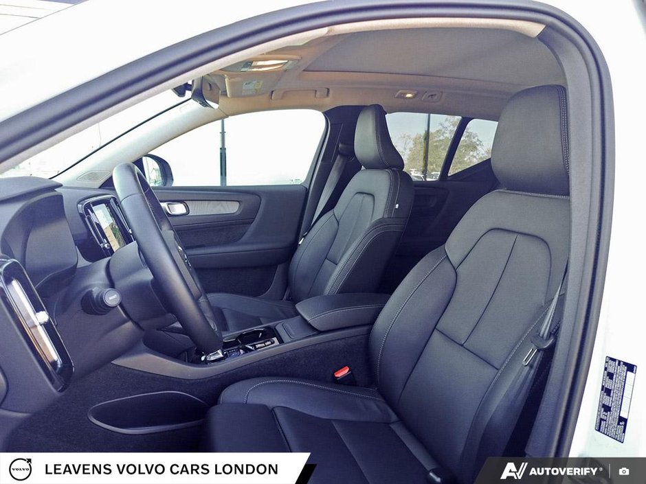 2025 Volvo XC40 PLUS DARK THEME-29