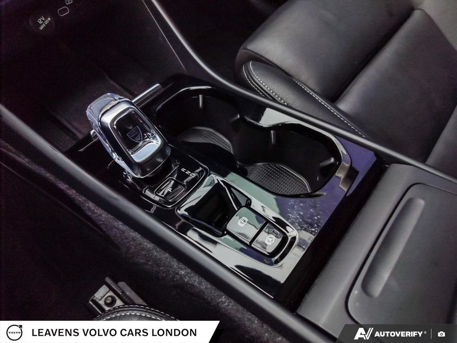 2025 Volvo XC40 PLUS DARK THEME-17