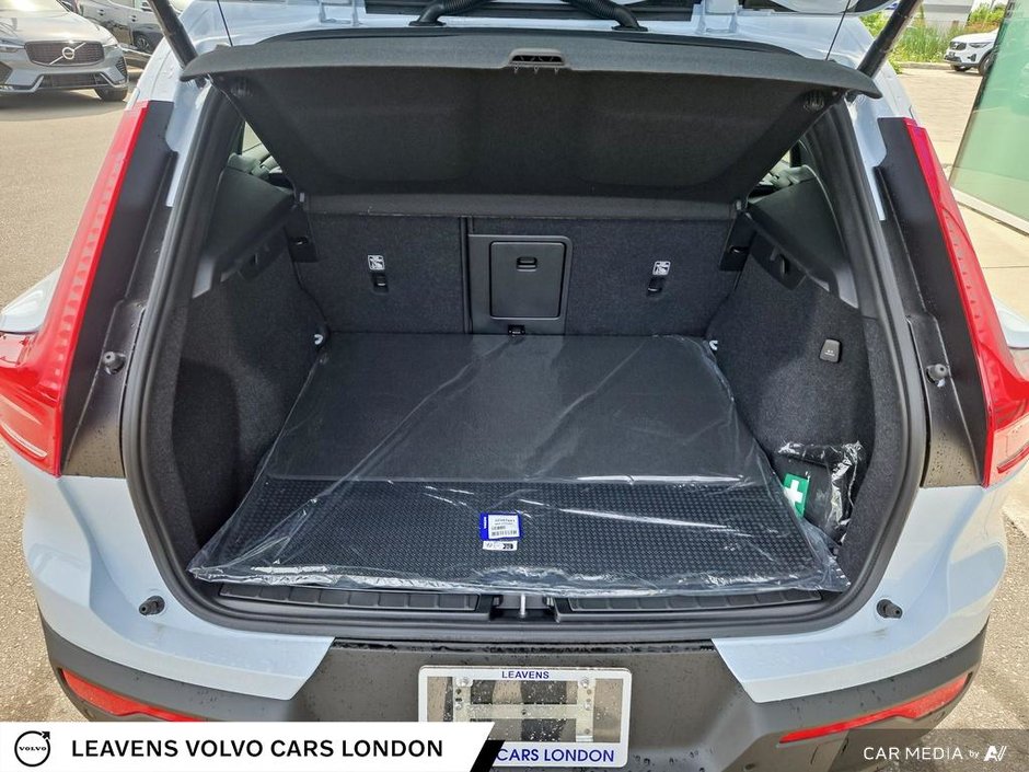 2026 Volvo XC40 PLUS DARK THEME-11