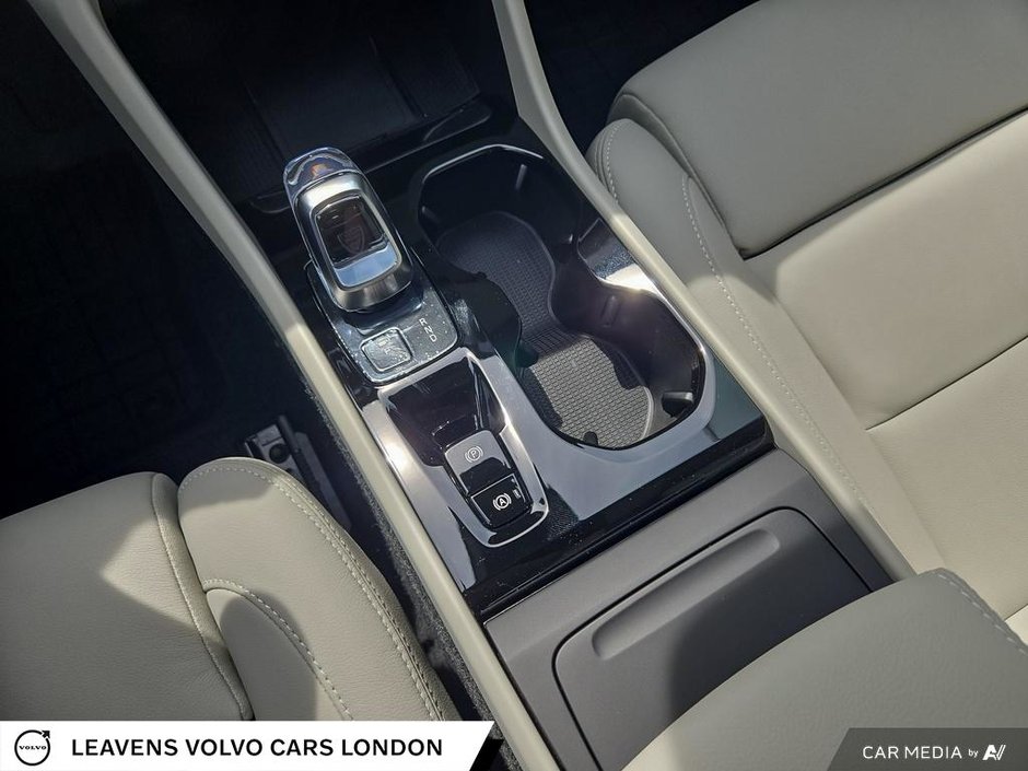 2026 Volvo XC40 PLUS DARK THEME-17