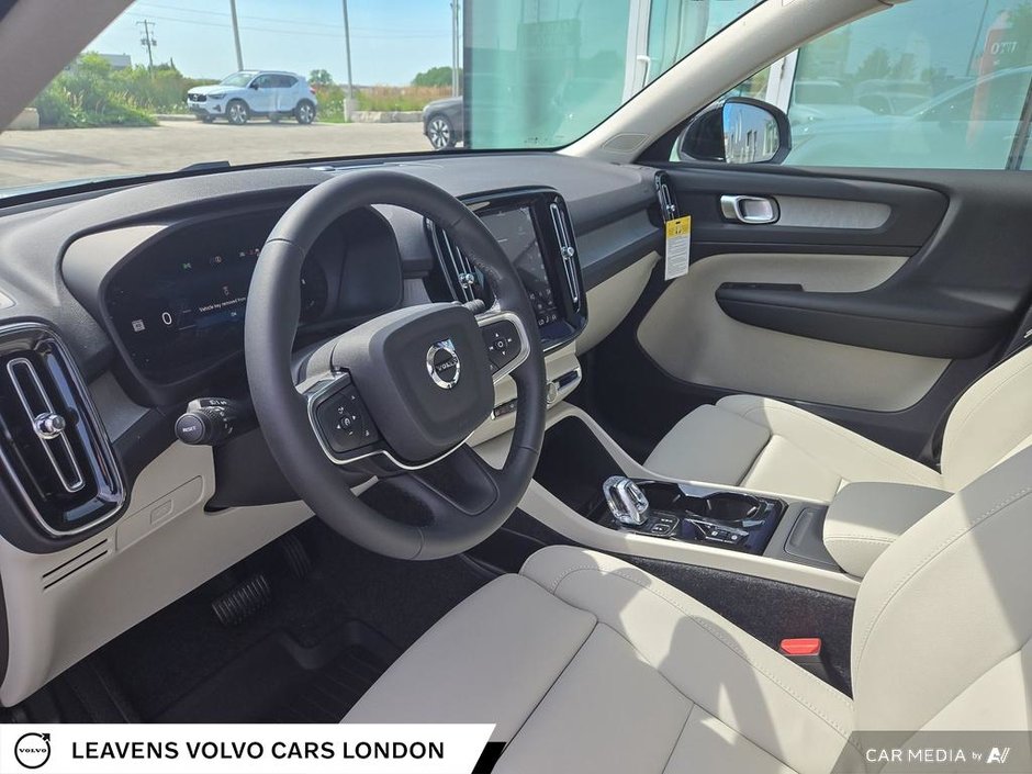 2026 Volvo XC40 PLUS DARK THEME-12