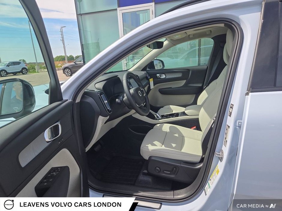 2026 Volvo XC40 PLUS DARK THEME-25