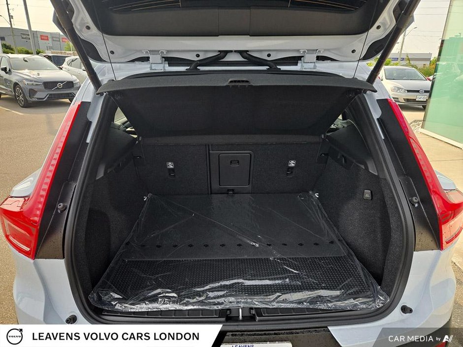 2026 Volvo XC40 PLUS DARK THEME-11