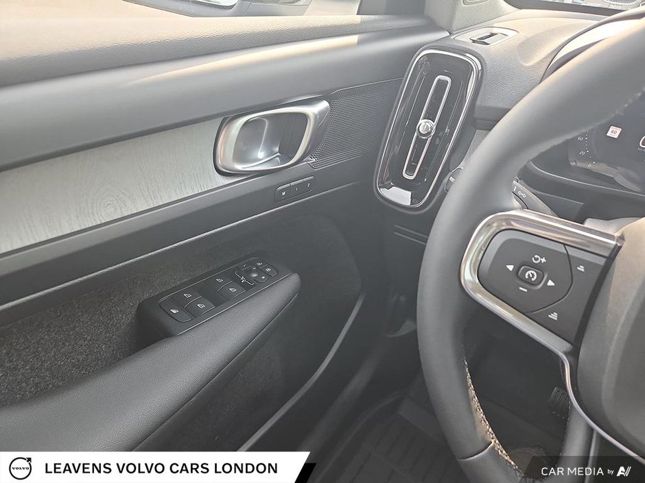 2026 Volvo XC40 PLUS DARK THEME-23
