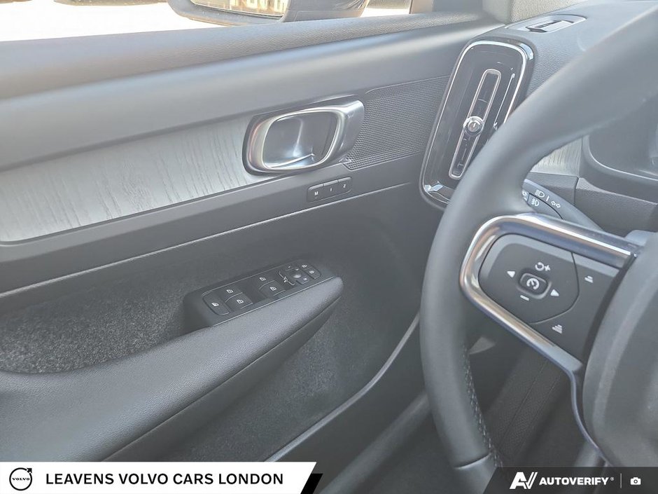 2026 Volvo XC40 CORE DARK THEME-16