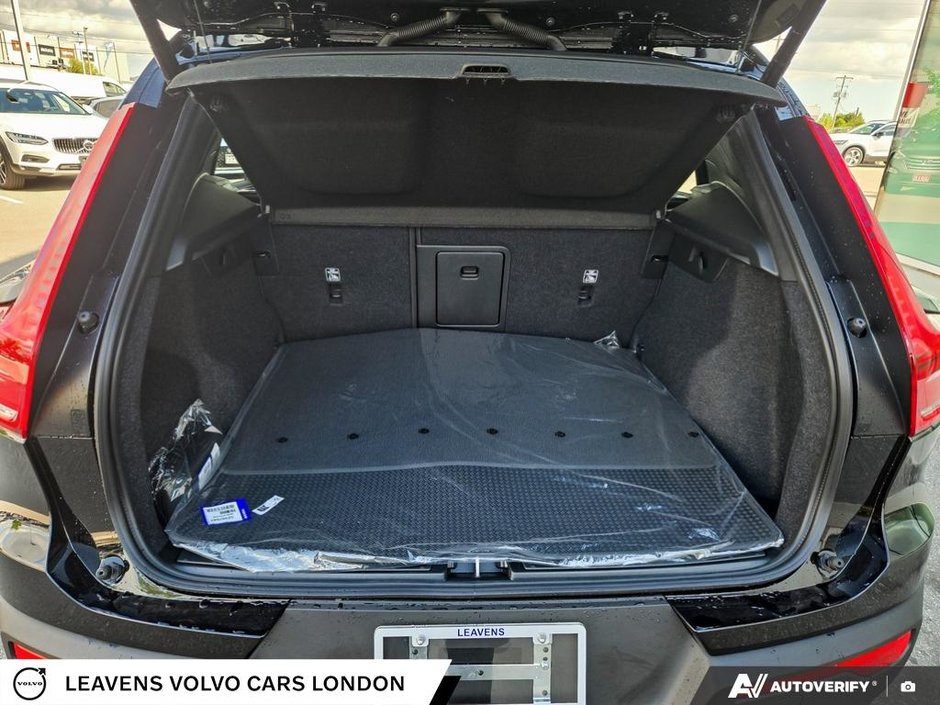 2026 Volvo XC40 CORE DARK THEME-11