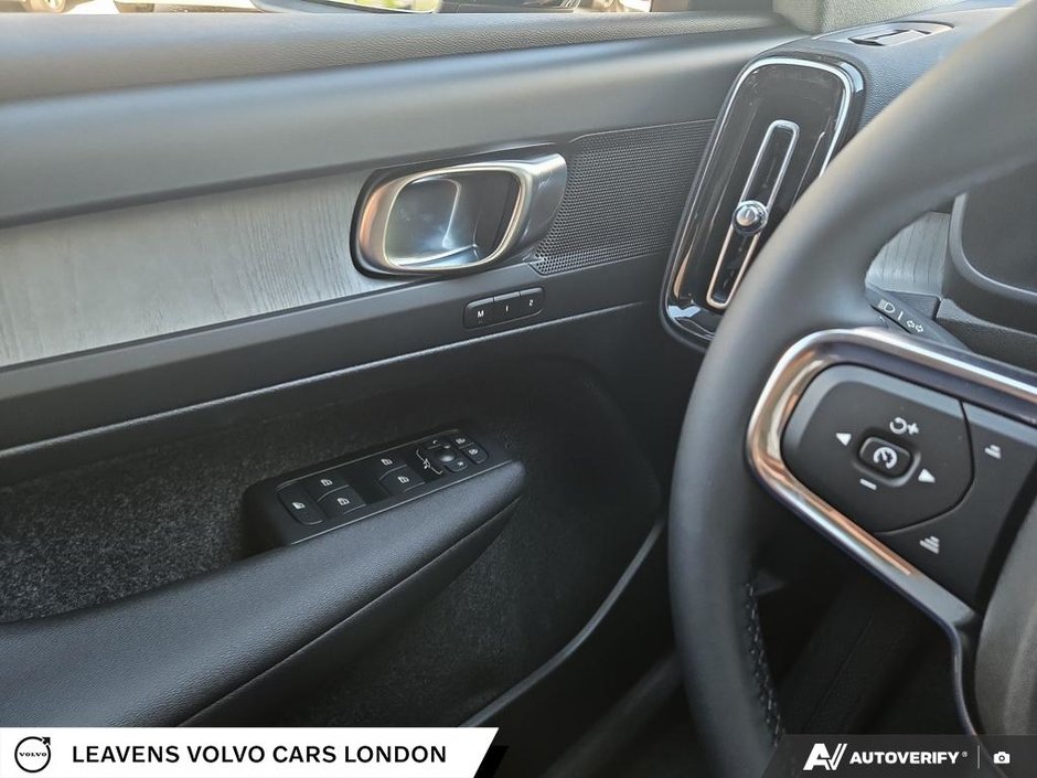 2026 Volvo XC40 CORE DARK THEME-16