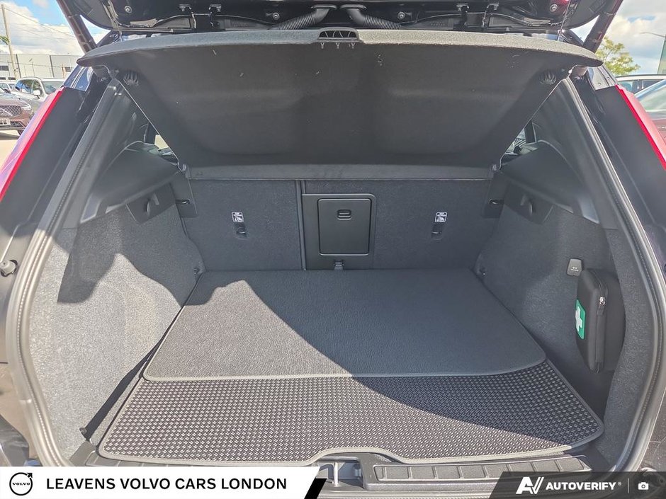 2026 Volvo XC40 PLUS DARK THEME-11