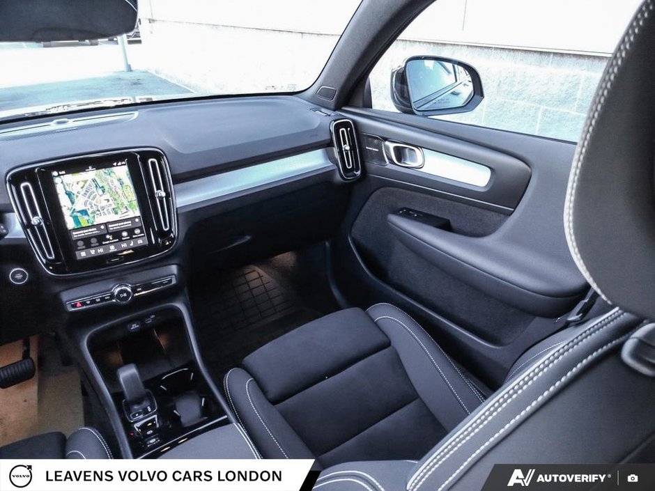 2026 Volvo XC40 ULTRA BLACK EDITION-24
