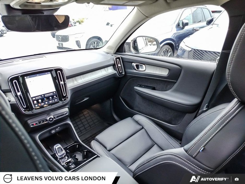 2026 Volvo XC40 PLUS DARK THEME-24