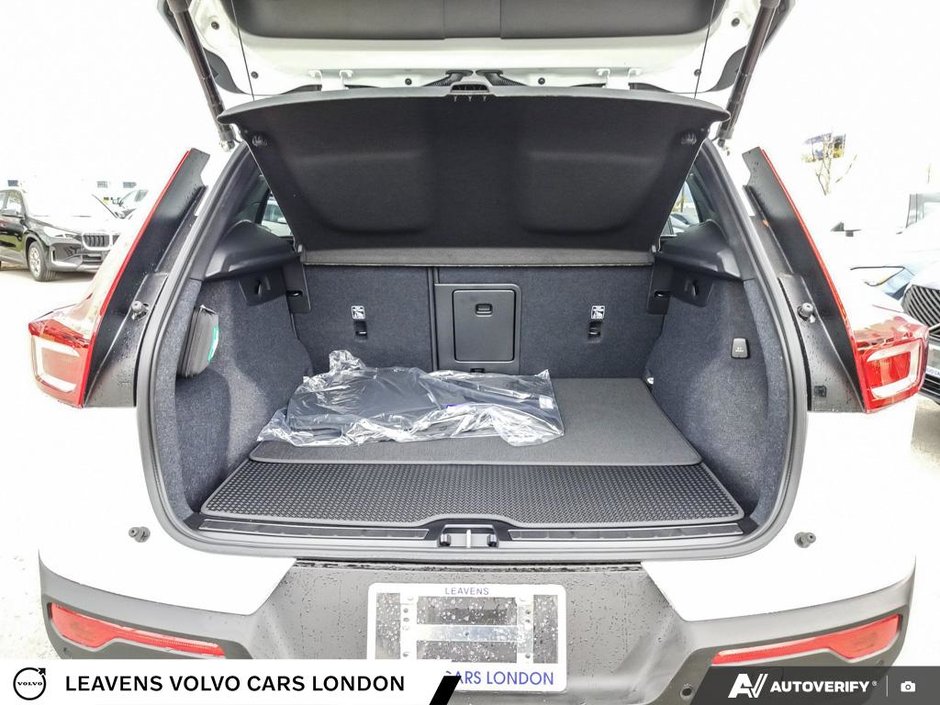 2026 Volvo XC40 PLUS DARK THEME-11